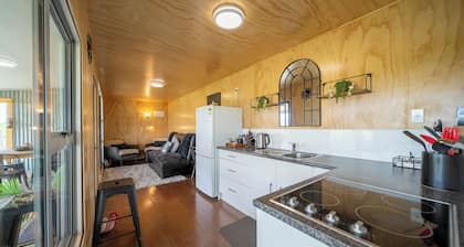 Strathvale River Cottage - Winton Holiday Home
