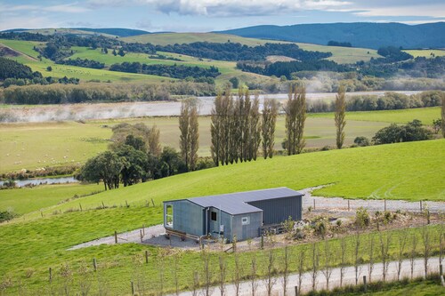 Strathvale River Cottage - Winton Holiday Home