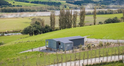 Strathvale River Cottage - Winton Holiday Home