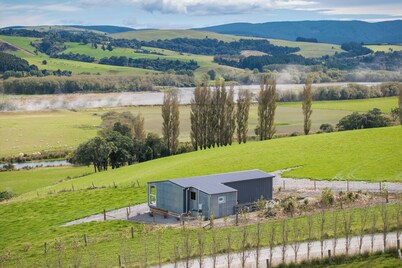 Strathvale River Cottage - Winton Holiday Home