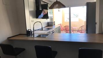 Een koelkast, een magnetron, een oven, een kookplaat