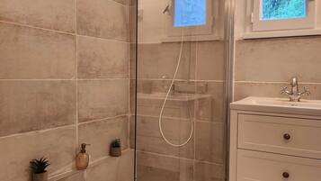 Basic Apartment, Multiple Beds, Kitchen | Bathroom