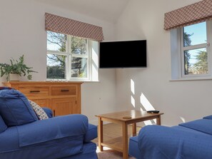 Living area - West End (Woodbridge)