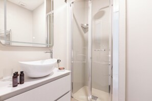 Douche, articles de toilette gratuits, sèche-cheveux, bidet