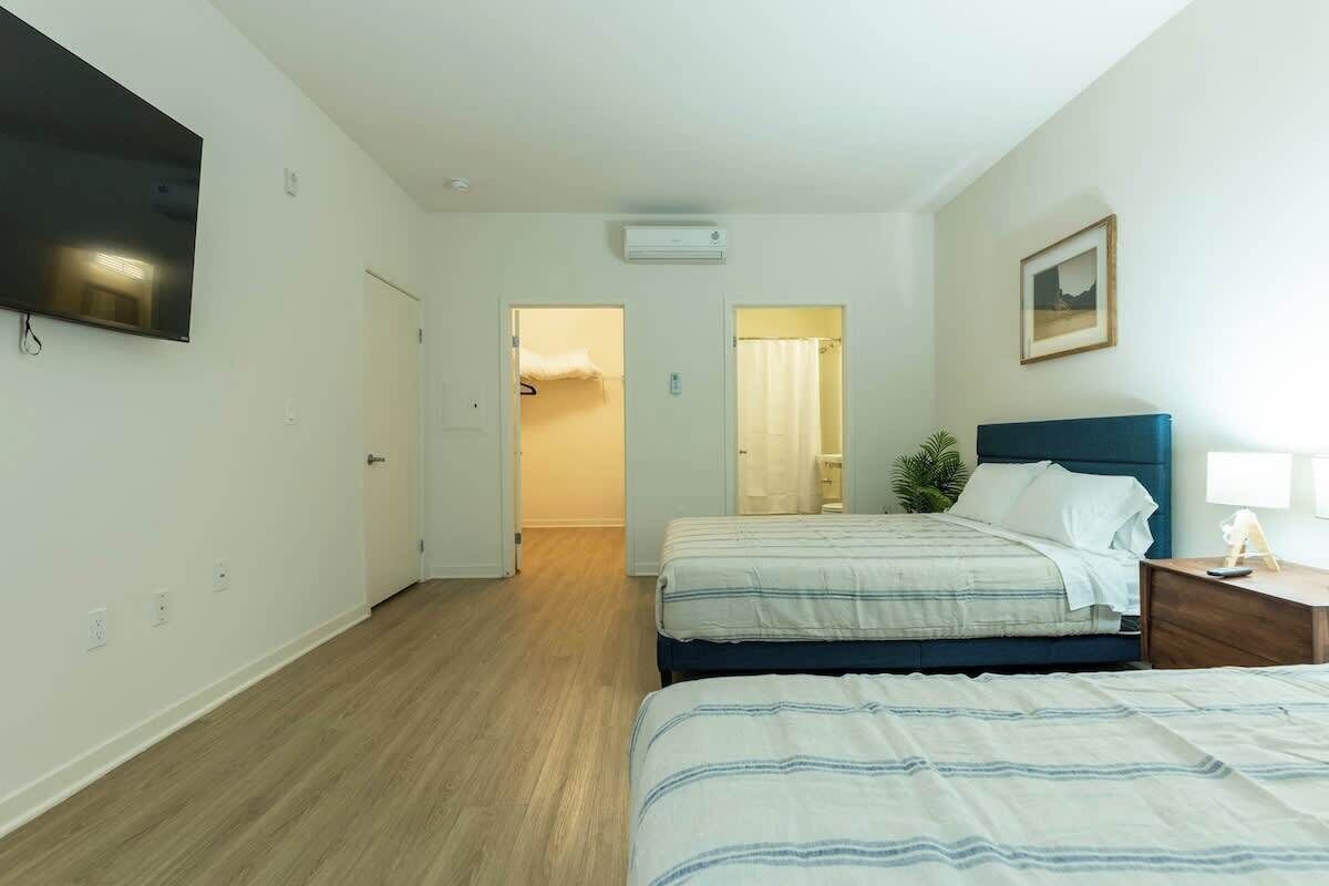 2 عدّة غرف نوم ومكوا ة/لوح كي وواي فاي مجانًا وملاءات أسرّة