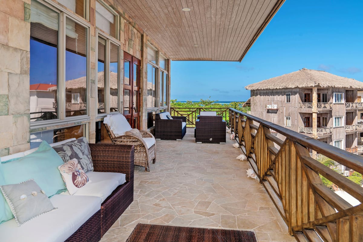 Grand Condo, 3 Bedrooms, Sea View, Poolside | View from room