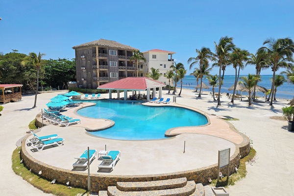 Außenpool, Sonnenschirme, Liegestühle