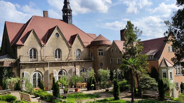 A historic building with a central courtyard, arched windows, and a bell tower. - Vacation home with Lilienstein view (Struppen)