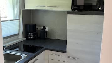 Een koelkast, een microgolfoven, een kookplaat