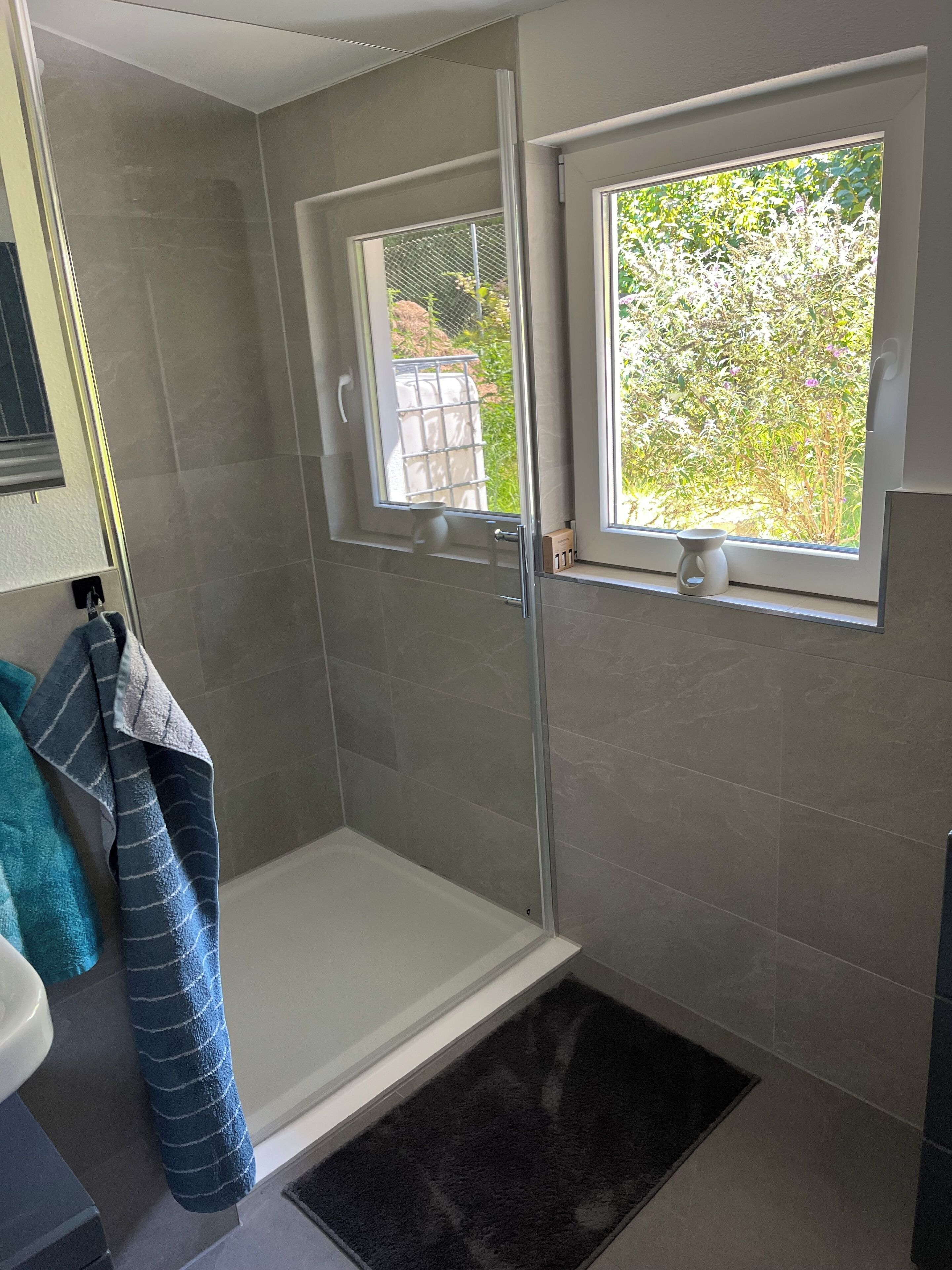 Douche, sèche-cheveux, serviettes fournies, savon