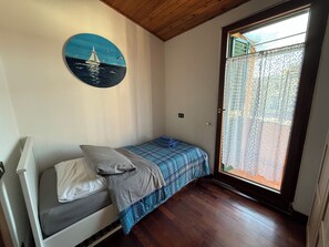 4 bedrooms, desk, iron/ironing board, travel cot