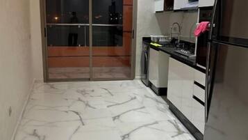 Réfrigérateur, four, plaque de cuisson, cafetiÚre/bouilloire