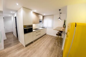 Refrigerador, microondas, horno, placa de cocina