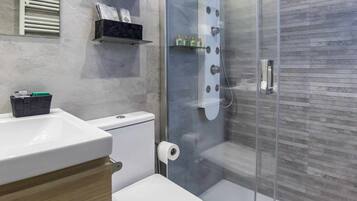 Ducha, secador de pelo y toallas