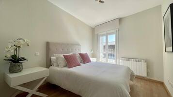 2 chambres, bureau, fer et planche Ă repasser, lit parapluie