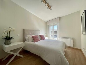 2 bedrooms, desk, iron/ironing board, travel crib - Zabella Central Market (Zaragoza)