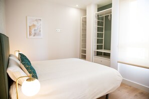 2 Schlafzimmer, Schreibtisch, Bügeleisen/Bügelbrett, Reisekinderbett