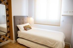 2 slaapkamers, een bureau, een strijkplank/strijkijzer, reisbedje