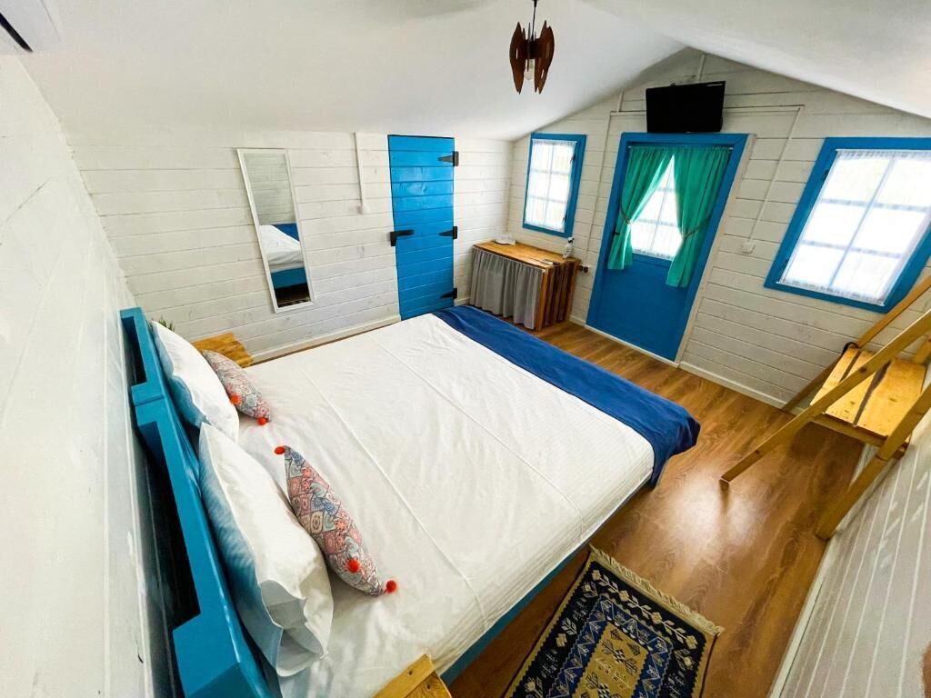 7 bedrooms, WiFi, bed sheets