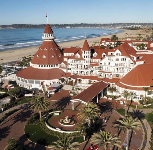 Beautiful bedroom with private bathroom in charming Coronado.