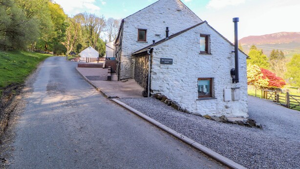 A white stone building with a sign reading 'Beckstones Barn.'