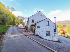 A white stone building with a sign reading 'Beckstones Barn.' - Swallow's Nest (Keswick)