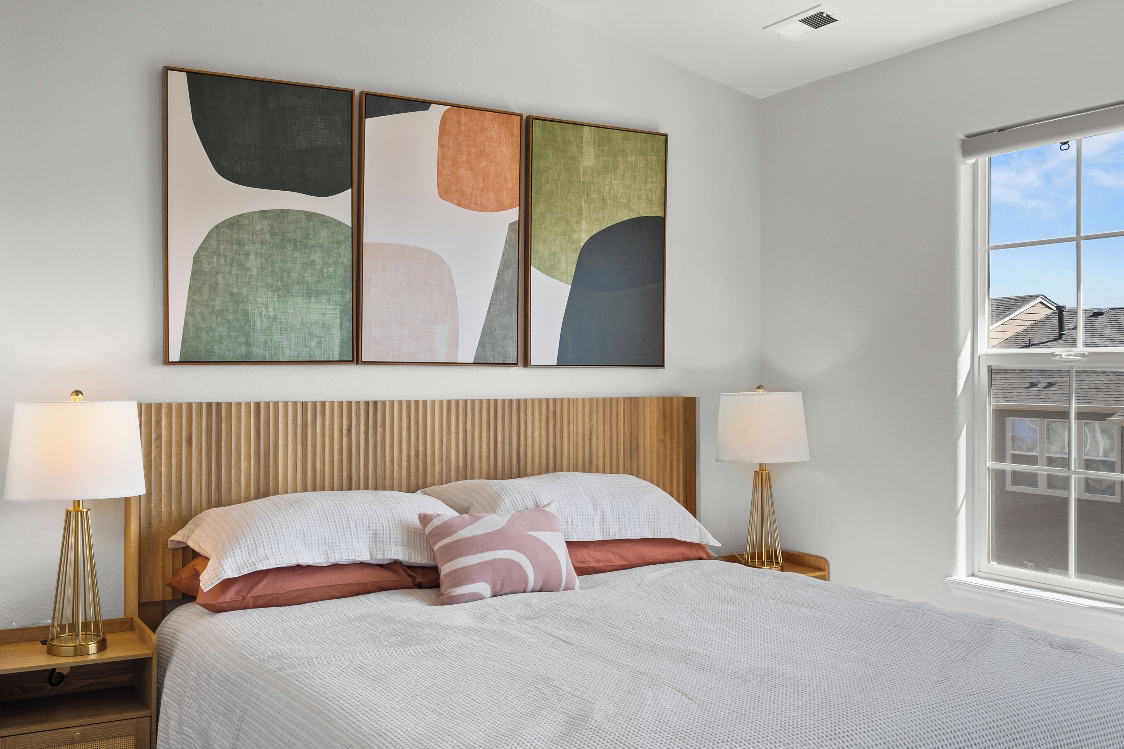 3 chambres, fer et planche à repasser, lit de bébé portatif