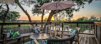 Lakefront Oasis: Pool, Hot Tub, Veranda, Fire Pit, Covered Dock w/ Scenic Views