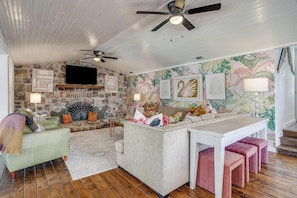 Smart TV, fireplace