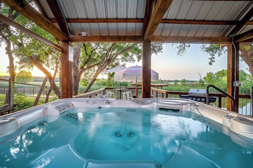 Lakefront w/ Pool, Hot Tub + Sleeps 18