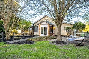 Exterior - NEW! Cozy Cottage Mins to Beach! Hammock & Grill (Berlin)