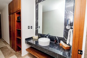 Firemannsrom, byutsikt | Bad | Dusj, hårføner, tøfler og håndklær