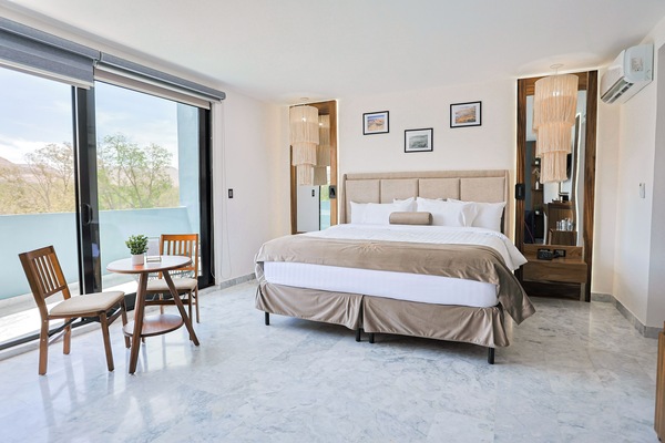 Suite, vista città | 1 camera, una cassaforte in camera, tende oscuranti, Wi-Fi gratuito