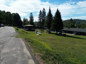 BBQ/picnic area - Motel Le Sainte-Adèle (Sainte-Adèle)