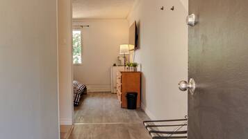 Habitación doble estándar, 1 cama Queen size, se aceptan mascotas, vista a la alberca | Sábanas de algodón egipcio, ropa de cama de alta calidad y edredón