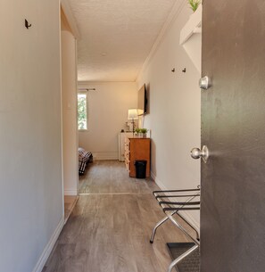 Standard Double Room, 1 Queen Bed, Pets Allowed, Pool View | Egyptian cotton sheets, premium bedding, down comforters - Motel Le Sainte-Adèle (Sainte-Adèle)