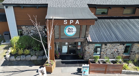 Sauna, hot tub, steam room, body treatments, mud baths, hydrotherapy