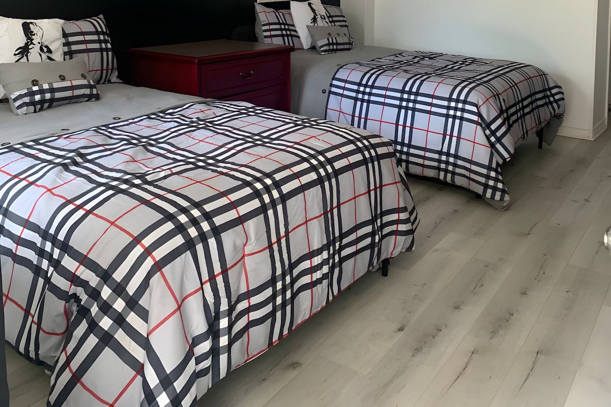 1 bedroom, Egyptian cotton sheets, premium bedding, down duvets