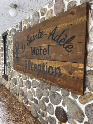 Exterior - Motel Le Sainte-Adèle (Sainte-Adèle)