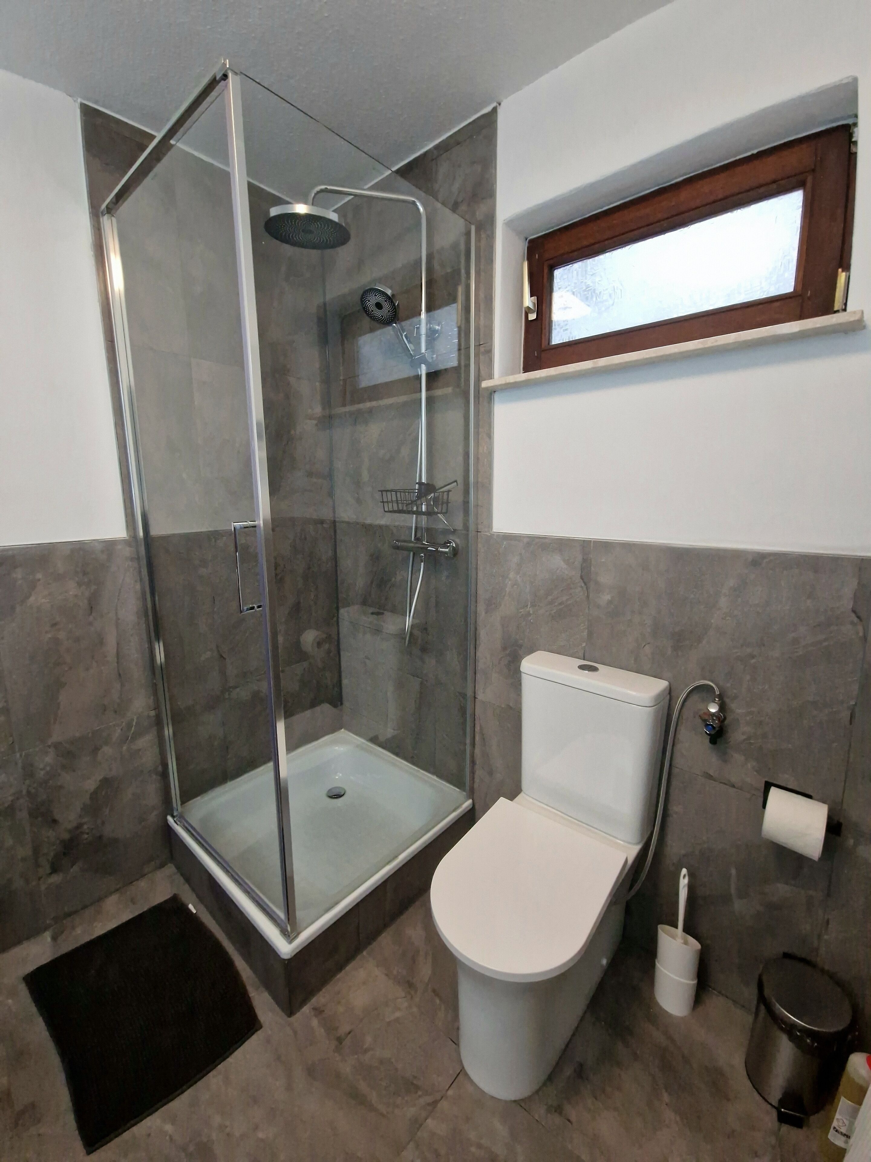 Douche, serviettes fournies, savon, papier toilette