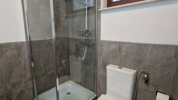 Douche, serviettes fournies, savon, papier toilette