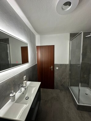 Dusche, Handtücher, Seife, Toilettenpapier