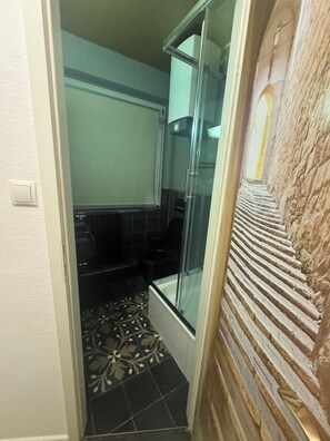 Dusche, Haartrockner, Seife, Toilettenpapier