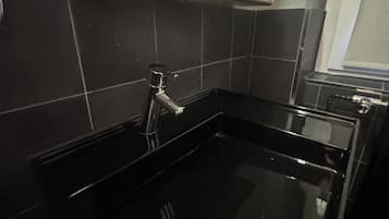 Een douche, een haardroger, zeep, toiletpapier