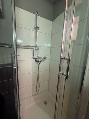 Shower, hair dryer, soap, toilet paper - City Nest Hamburg near central station! (Hamburg)