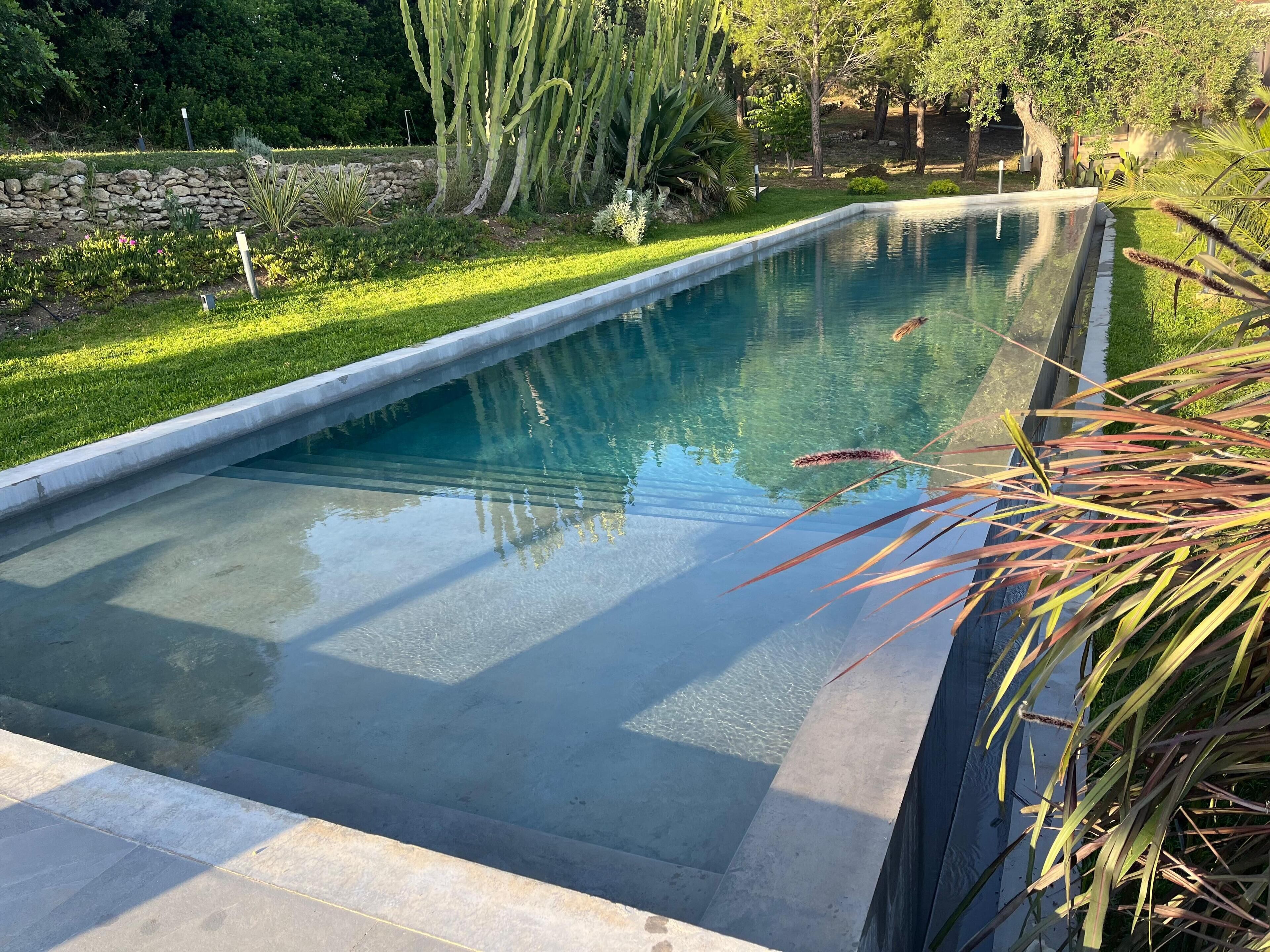 Piscina externa sazonal, funciona das 10h às 19h, guarda-sóis