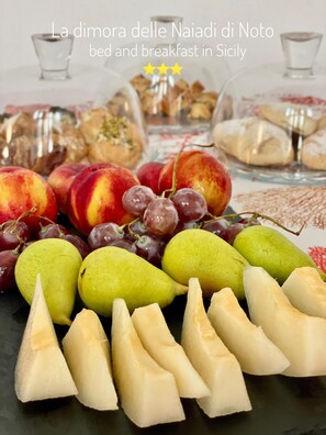 A breakfast spread with fruits and pastries. - La dimora delle Naiadi di Noto (Noto)