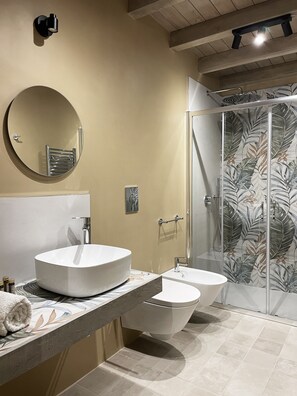 Comfort Room, Pool View | Bathroom | Shower, hair dryer, towels, soap - La dimora delle Naiadi di Noto (Noto)