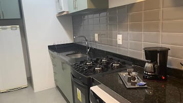Geladeira, micro-ondas, fogão, cooktop