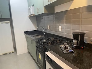 Kjøleskap, mikrobølgeovn, ovn og kokeplater